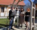 Bild: ubb
Via-Carolina-Geschäftsführer Vaclav Vrbik (von links) bespricht im Naturdorf mit Handwerker Andreas Mann, der neuen Museumsleiterin Marketa Monsportova und der neuen Marketingleiterin Elisabeth Stadler (von links) die kommenden Veranstaltungen im Geschichtspark und im Knopfmuseum.