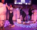 Bild: Kunz
Das erste Spiel der "Carlos Game Show": Die Partnerinnen wickeln ihre Partner mit Küchenrollenpapier ein.