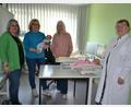 Bild: as
Sie helfen Eltern in vielen Fragen weiter: Das Team um Dr. Ingrid Peterhans-Breininger (von rechts) mit den Fachberaterinnen für Sozialmedizin Elisabeth Döllinger und Martina Schmid sowie Sozialpädagogin Gisela Worf im Beratungszimmer des Gesundheitsamtes.