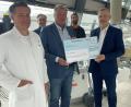 Bild: Friedrich Peterhans, Kliniken Nordoberpfalz AG 
Chefarzt Prof. Dr. Christian von Rüden (von links), IT-Fachmann Christopher Rehberg von den KNO, BHS Corrugated Inhaber Christian Engel, BHS Corrugated-Gesundheitsmanager Christian Wolf und KNO-Vorstand Michael Hoffmann freuen sich, dass die KNO AG ihren Hightech-Anspruch bei Geräten mit einer 100.000-
Euro-Spende weiter ausbauen kann.