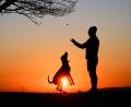 Bild: Julian Stratenschulte/dpa
Hund statt Kind? Ganz so einfach ist es nicht.