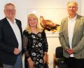 Bild: Gerhard Götz 
Der Seeadler im Hintergrund ist nur ein Beispiel für die vielen beeindruckenden Fotos von Harald Klier (rechts). Oberbürgermeister Andreas Feller und Museumsleiterin Eva Maria Keil würdigten die Werke bei der Ausstellungseröffnung.
