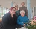 Bild: jua
Frieda Bernklau feierte ihren 85. Geburtstag. Gemeinsam mit Tochter Christine Lorenz (hinten links) und Enkelin Kathrin Lorenz (vorne links) gratulierte auch der Nabburger Bürgermeister Frank Zeitler.
