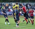 Bild: Dieter Jäschke
Unterhachings Torhüter Lars Martini (Mitte) schnappt sich den Ball vor dem Luhe-Wildenauer Nico Argauer. Mit einem 0:0 aus dem Hinspiel tritt der SC Luhe-Wildenau am Samstag bei der SpVgg Unterhaching II an.