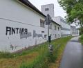 Bild: Bild PI Neustadt a.d.Waldnaab, Alexander Franz
Wer hat hier Beobachtungen gemacht? Die besprühte Fabrikwand in Neustadt/Waldnaab liegt direkt am Bocklradweg.