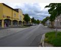 Bild: Thorsten Schreiber
Die Tirschenreuther Einkaufs-Oase (links) soll einen großflächigen Non-Food-Discountmarkt in der ehemaligen Pfennigpfeiffer-Filiale bekommen. Der Stadtrat erteilte dem Bauantrag der W.I.V. Exclusivbau Bauträger GmbH aus Weiden das gemeindliche Einvernehmen. Im Gremium gab es allerdings auch Bedenken, dass die Entscheidung Konsequenzen für die weitere Gestaltung des gesamten Areals entlang der Bahnhofstraße haben könnte.