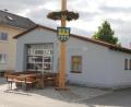 Bild: kro
Der Stolz der Feuerwehr Lengenfeld ist ihr Feuerwehrgerätehaus, das vor genau 20 Jahren nach einer Sanierung und Erweiterung eingeweiht wurde. Der stattliche Maibaum im Vordergrund wird beim Fest verlost.