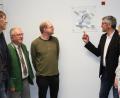 Bild: wro
Von links: Schulleiter Thomas Metzler, Bürgermeister Toni Dutz, Dr. Matthias Rittner, Uwe Heider und Sonja Sczech lassen sich die Ausstellungsstücke und auch den Gebrauch der QR-Codes an den Bildern näher erklären.