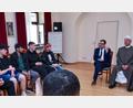 Bild: Stephan Huber
Jüdisch-islamischer Dialog in den Räumen der Israelitischen Kultusgemeinde an der Salzgasse in Amberg: Imam Maher Khedr und Rabbiner Elias Dray (von rechts) leiteten den Workshop für Berufsschüler aus Sulzbach-Rosenberg.