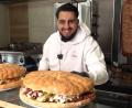 Bild: Michael Faulhaber/dpa
Haci Öztürk bietet in seinem Augsburger Dönerladen seinen Kunden eine Wette mit jeweils zwei Kilogramm schweren Riesendönern an: Wer den Mega-Fladen in 30 Minuten schafft, bekommt ihn geschenkt.