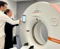 Bild: Gabi Schönberger
Dr. Markus Rechl und Dr. Silvia Kruz vor einem der neuen Geräte am radiologisch-nuklearmedizinischen Zentrum (RNZ) Nordoberpfalz.