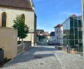 Bild: Lara Schmaus, Stadt Schwandorf/exb
Die Neugestaltung der Kirchgasse in der Schwandorfer Altstadt ist abgeschlossen.