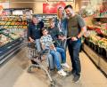 Bild: Lisa Schuh
Franz ist jetzt auch beim Einkaufen sicher. Edeka Wismeth in Amberg hat einen extra Einkaufswagen für Menschen angeschafft, die sitzend durch den Supermarkt geschoben werden müssen. Von links Signore Wittmann (Edeka), Franz, Xaver, Lisa und Marco Schuh.