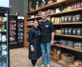 Bild: Wolfgang Steinbacher
Nadja (35) und Johannes Lotter (36) stehen mitten in der Genussbox – der neue Selbstbedienungsladen ihrer Metzgerei in Sulzbach-Rosenberg.
