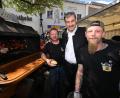 Bild: Felix Hörhager/dpa
Ministerpräsident Söder am Schweinegrill.