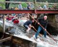 Bild: Daniel Vogl/dpa
Die Floßfahrten im oberfränkischen Wallenfels sind nach Ansicht der Organisatoren deswegen beliebt, weil sie Tradition, Natur und Spaß verbinden.