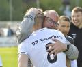 Bild: Hubert Ziegler
Gebenbachs Trainer Markus Kipry (mit Brille) herzt Dominik Haller.