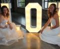Bild: kro
Pavla (links) und Simone vom Hochzeitsstudio „Bezaubernd“ aus Mitterteich präsentierten angesagte Hochzeitskleider bei der ersten Hochzeitsmesse in der Glasschleif.
