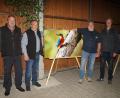 Bild: wel
Während Naturfotograf Joe Häckl (zweiter von rechts) die Natur auf dem Frauenstein aufzeigte, machten die Vorsitzenden des Bürgerforums zum Erhalt des Frauensteins, Sebastian Kunschir, Konrad Röhrl und Josef Holler (von rechts), die Zerstörung deutlich, die sie durch den Bau von Windrädern dort erwarten.