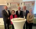 Bild: exa
Verleihung der Bürgermedaille von Neusorg an Günther Fütter (von links): 2. Bürgermeister Oliver Becher, Marianne Fütterer, Günther Fütterer, Bürgermeister Peter König und 3. Bürgermeisterin Erni Bühl.