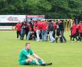 Bild: Dieter Jäschke
Die Fans des SC Kirchenthumbach bejubeln den Klassenerhalt, vorne sitzt ein Spieler des FC Weiden-Ost frustriert am Boden.