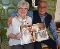 Bild: jr
Sind seit fünf Jahrzehnten ein Paar, Elli und Hans „John“ Rüth. Gefeiert wurde am Samstag im Kreise der Familie. Gerne präsentieren sie ihr Hochzeitsalbum.