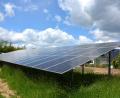 Bild: jr
Auf einer Fläche von 2,9 Hektar entstand an der Straße nach Oberteich der „Sonnenpark Hüblteich“, der jährlich bis zu 2,8 Millionen Kilowattstunden umweltfreundlichen Strom erzeugen wird. In Kürze wird die Anlage den erzeugten Strom ins Netz des Bayernwerks einspeisen.