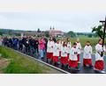 Bild: do
Die Feierlichkeiten in Münchsreuth begannen mit Sternbittgängen aus dem gesamten Pfarreienbereich Speinshart. Unser Bild zeigt die Pilgergruppe aus Speinshart auf dem Weg nach Münchsreuth.