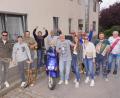 Bild: fvo
Freunde von Werner Wagner (rechts neben seinem Fan-Roller) laden zur spontanen HSV-Aufstiegfeier am Haus des HSV-Edelfans ein.