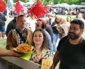 Bild: Hirsch
Guten Appetit! Aus dem Chicken-Food-Truck lassen sich die Feinschmecker knuspriges Hühnerfleisch mit pikanter Soße reichen.