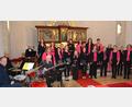 Bild: jr
Das Ensemble Kreuzer mit den Instrumentalisten unter der Gesamtleitung von Brigitte Kreuzer vor dem Gottesdienst in der Mitterteicher Stadtpfarrkirche.