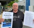 Bild: Petra Hartl
Am Freitag, 23. Mai, hatten bereits über 300 Menschen dafür unterschrieben, dass auf das Dach des Bademeisterhauses im Waldbad wieder eine analoge Uhr montiert wird. Hans-Jürgen Reitzenstein ist Initiator der Aktion.
