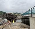 Bild: Lara Schmaus/Stadt Schwandorf
Alt trifft neu: Sind die neuen Naabbrücken rechts erst einmal eröffnet, werden die 
Behelfsbrücken links wieder zurückgebaut.
