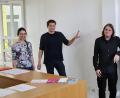 Bild: Thomas Dobler
Jürgen Dehm, seit drei Jahren Leiter des Oberpfälzer Künstlerhauses (rechts), und Jakob Neidl vom Hochbauamt der Stadt Schwandorf erläutern mit Daniela Siegl, der kaufmännischen Sachbearbeiterin im Künstlerhaus, den Einbau eines Aufzugs ins Gebäude. Neidl zeigt die Stelle in der Wand, wo die Aufzugstüre im Eingangsbereich sein wird.