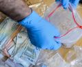 Symbolbild: Jens Schlueter /dpa
Ein Ermittler präsentiert sichergestelltes Methamphetamin, auch bekannt als Crystal. Vor dem Landgericht Amberg musste sich am Montag ein 23-Jähriger verantworten, weil er mit dieser Droge gedealt haben soll.