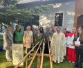 Bild: fvo
Christa Wildenauer (Fünfte von links) überreichte im Beisein der Gesangsgruppe TriAngel, den Schellenberger Alphornbläsern und Dekan Alexander Hösl 1000 Euro an die Vohenstraußer Ministranten.
