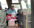 Bild: Tanja Beer/exb
Seit 30 Jahren ist Gerhard Schmidkonz als Busfahrer tätig. Kinder, die er regelmäßig befördert, und deren Eltern haben ihn zum Jubiläum mit zahlreichen Geschenken überrascht. Dazu zählen auch selbst gemalte Bilder.