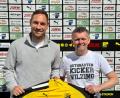 Bild: DJK Vilzing
Markus Ziereis (links)m wird von Abteilungsleiter Roland Dachauer bei der DJK Vilzing begrüßt.