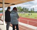 Bild: lue
Der neue Naturrasenplatz wird bereits genutzt. Mitglieder des Kemnather Bauausschusses schauen sich das Geschehen von der neuen Tribüne aus an.