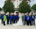 Bild: Melanie Dellner/exb
Andreas Koch und seine Ehefrau Sarah haben in der Dreifaltigkeitskirche Kappl geheiratet. Nach der Trauung freuten sie sich über die Glückwünsche des Kegelvereins SKC Bavaria Fortuna Waldsassen.