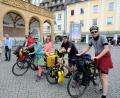 Bild: gsp
Die offizielle Delegation mit Freya Hertel, Heike von Eyb und Bürgermeister Franz Badura (hinten von links) empfing auf dem Amberger Marktplatz die sechs „Fairtrade“-Radfahrer aus der sächsischen Partnerstadt Freiberg.