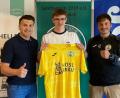 Bild: SV Mitterteich
Nico Magdeburg (Mitte) wechselt von der SpVgg SV Weiden zum SV Mitterteich. Trainer Tamo Mohamed (links) und Sportlicher Leiter Tobias Eckert freuen sich über den Neuzugang.