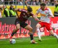 Bild: Armin Weigel/dpa
Aufstiegsanwärter Nürnberg und Tabellenschlusslicht Regensburg zeigten ein umkämpftes Match.