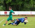 Archivbild: Dieter Jäschke
Ost-Spieler Yaroslaw Demaretskyi kommt gegen Torwart Lukas Held vom SC Kirchenthumbach zu spät. Die Weidener Stürmer wollen es am Freitag im Relegationsspiel gegen den SV Neusorg besser machen als zuletzt beim 0:1 gegen Kirchenthumbach.