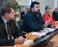Archivbild: Stephan Huber
Das Foto zeigt Bürgermeister Stefan Frank (Mitte) bei seiner ersten Stadtratssitzung im März 2024 mit seinen Stellvertretern Günter Koller und Hildegard Geismann. Durch einen Verzicht auf einen Großteil seiner Amtszeit ermöglicht Frank die Zusammenlegung von Bürgermeister- und Stadtratswahl in Sulzbach-Rosenberg.
