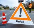 Symbolbild: Stefan Sauer/dpa/Symbolbild
Wer als Zeuge oder Betroffener in einen Unfall verwickelt ist, sollte den Ort umgehend absichern: Fahrzeuge an den Fahrbahnrand abstellen, Warnblinkanlage einschalten, Warnweste anlegen und Warndreieck in ausreichendem Abstand abstellen.