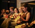 Bild: Christoph Schmidt/dpa
Multitasking im Kinosaal: Vom Alter ist das Publikum im „Strick-Kino“ gemischt.