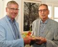 Bild: gf
Bürgermeister Franz Badura (l.) gratulierte Helmut Augsburger (r.) zum 95. Geburtstag und überreichte einige Euro Amberger Stadtgeld.