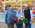Bild: Julia Lösche
Bürgermeister Thomas Beer gratulierte der Teublitzer Schaustellerin und „Fachfrau für Süßwaren“ Angelika Fischer im Beisein von Volksfest-Organisationsleiter Thomas Stegerer (von links) zum 25. Jubiläum beim Volksfest.