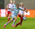 Archivbild: Peter Kneffel/dpa
Laura Donhauser (li.) verlängert beim FC Köln.